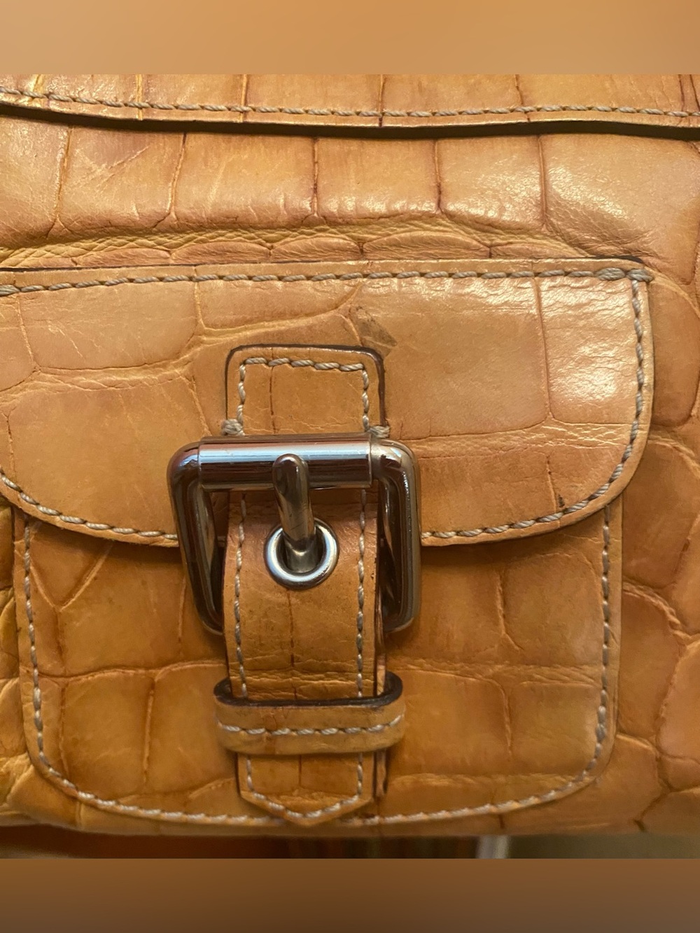 Dooney & Bourke - VINTAGE - EUC - Crocodile-Embossed Leather Shoulder Bag - Picture 4 of 13